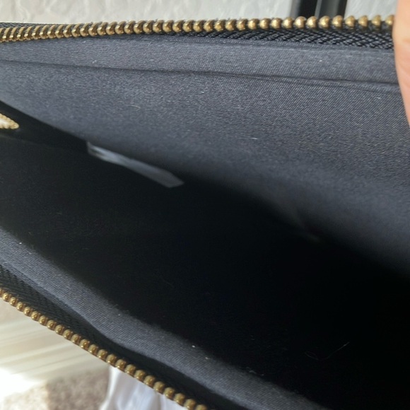 Kate Spade: Black/White Strip Computer Laptop Padded Zip Case/Sleeve - Picture 15 of 16